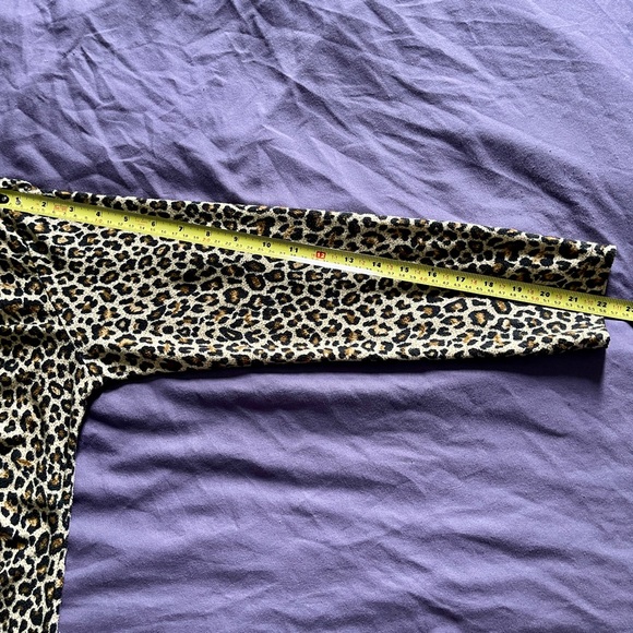 βοΈ Cheetah Long Sleeve Shirt with Kitten Pocket - Picture 5 of 5